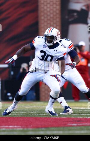 Fayetteville, AR, USA. 2. November 2013. Auburn defensives Ende Dee Ford #30 kommt auf der ganzen Linie. Auburn Tigers besiegte die Arkansas Razorbacks 35-17 in Fayetteville, AR. Richey Miller/CSM/Alamy Live News Stockfoto