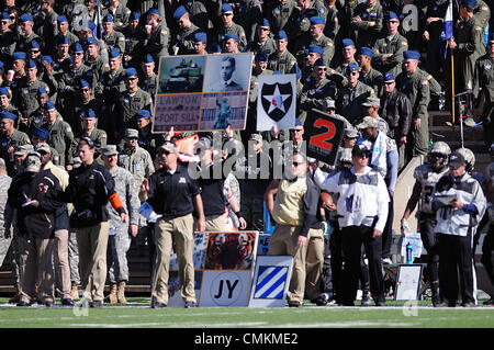 Colorado Springs, Colorado, USA. 2. November 2013. Armee-Signale während einer Militärakademie Match-Up zwischen der Army Black Knights und die Air Force Academy Falcons an Falcon Stadium, US Air Force Academy, Colorado Springs, Colorado. Air Force Armee besiegt 42-28 Credit: Csm/Alamy Live-Nachrichten Stockfoto