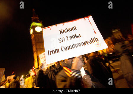 Westminster London. 2. November 2013. Tamilen in London protestierten vor der bevorstehenden Commonwealth Staats-und Regierungschefs in Colombo Sri Lanka drängen Premierminister David Cameron und seine königliche Hoheit Prinz Charles, der Gipfel, der angebliche Menschenrechtsverletzungen gegen die tamilische Bevölkerung Kredit zu boykottieren: Amer Ghazzal/Alamy Live-Nachrichten Stockfoto