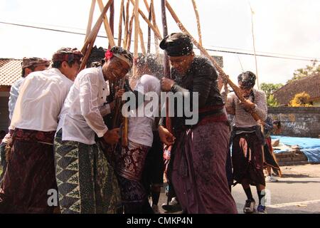 Bali, Indonesien. 2. November 2013. Bali Völker feiert Mekotek Festival am 3. November 2013 in Bali, Indonesia.Tradition Mekotekan oder oft als Mekotek ist eine übliche Tradition gehalten von Hindus, die am Tag fest im Dorf Munggu, Badung Regentschaft, Bali, Indonesien durchgeführt. Mekotekan Tradition ist eine Ritual, das Holz in der Regel verwendet bedeutet die am weitesten verbreitete Art der Pulet, die um den Sieg des Dharma (Tugend) feiern zusammen gespielt, gegen Adharma (böse) Credit: Sijori Images/ZUMAPRESS.com/Alamy Live News Stockfoto