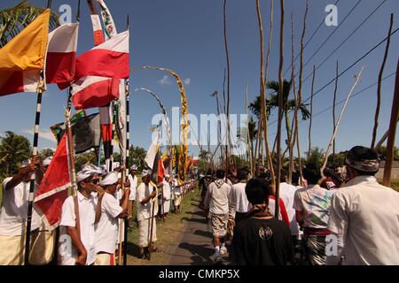 Bali, Indonesien. 2. November 2013. Bali Völker ging rund um das Dorf Mekotek Festival am Novembber 3, 2013 in Bali, Indonesia.Tradition Mekotekan feiern oder oft als Mekotek ist eine übliche Tradition gehalten von Hindus, die am Tag fest im Dorf Munggu, Badung Regentschaft, Bali, Indonesien durchgeführt. Mekotekan Tradition ist eine Ritual, das Holz in der Regel verwendet bedeutet die am weitesten verbreitete Art der Pulet, die um den Sieg des Dharma (Tugend) feiern zusammen gespielt, gegen Adharma (böse) Credit: Sijori Images/ZUMAPRESS.com/Alamy Live News Stockfoto