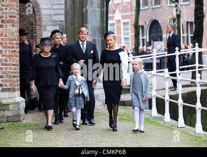 Delft, Niederlande, für das Denkmal des Prinzen Friso. 2. November 2013. Niederländische Prinzessin Beatrix (L-R), Königin Maxima, Gräfin Zaria, König Willem-Alexander, Prinzessin Mabel und Gräfin Luana kommen an der alten Kirche in Delft, Niederlande, für das Denkmal des Prinzen Friso, 2. November 2013. Prinz Friso erlitt schwere Hirnschäden im Februar 2012 nach Skiunfall im österreichischen Skigebiet von Lech. Er starb im Alter von 44 am 12. August 2013. Foto: Albert Nieboer //dpa/Alamy Live-Nachrichten Stockfoto