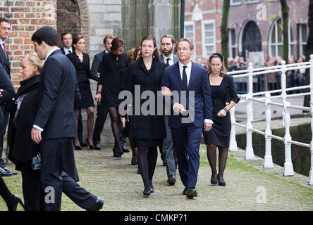 Delft, Niederlande, für das Denkmal des Prinzen Friso. 2. November 2013. Jaime niederländischen Prinzen und Prinzessin Viktoria de Bourbon de Parme (beide C) kommen in der alten Kirche in Delft, Niederlande, für das Denkmal des Prinzen Friso, 2. November 2013. Prinz Friso erlitt schwere Hirnschäden im Februar 2012 nach Skiunfall im österreichischen Skigebiet von Lech. Er starb im Alter von 44 am 12. August 2013. Foto: Albert Nieboer //dpa/Alamy Live-Nachrichten Stockfoto