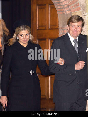 Delft, die Niederlande, nach dem Denkmal des Prinzen Friso. 2. November 2013. König Willem-Alexander und Maxim der Königin der Niederlande verlassen die alte Kirche in Delft, die Niederlande, nach das Denkmal des Prinzen Friso, 2. November 2013. Prinz Friso erlitt schwere Hirnschäden im Februar 2012 nach Skiunfall im österreichischen Skigebiet von Lech. Er starb im Alter von 44 am 12. August 2013. Foto: Albert Nieboer //dpa/Alamy Live-Nachrichten Stockfoto