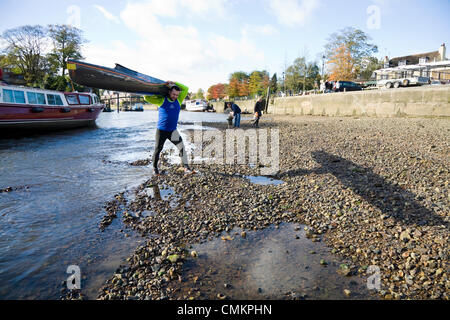 Twickenham, Großbritannien. Neu ausgesetzt Flussbett der Themse in Twickenham, infolge der BEZUGSTASTE RICHMOND Schleuse und Wehr. Aufgrund der jährlichen Wartung, die Ebene der Themse über Richmond Schloss auf einem hohen Niveau bei Ebbe nicht künstlich aufrechterhalten wird so dass das Wasser Herbst & auszusetzen das Flussbett zu erkunden. Bildnachweis: David Gee/Alamy Live-Nachrichten Stockfoto