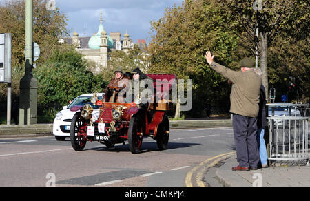 Brighton, Sussex, UK. 3. November 2013. Oldtimer fahren Sie an der Royal Pavilion wie sie nahe dem Ende des RAC London to Brighton Auto Run die jährliche Veranstaltung ist der weltweit längsten und größten Automobilclubs Feier. Foto von Simon Dack/Alamy Live-Nachrichten Stockfoto