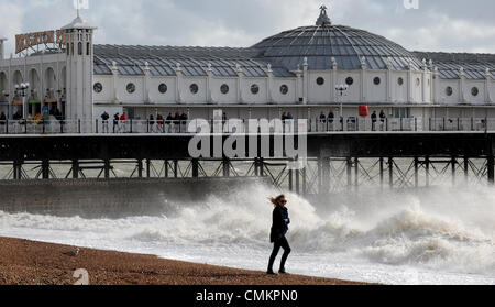 Brighton, Sussex UK 3. November 2013 - Frau zu Fuß, genießen Sie die Sonne und windigen Wetter auf Brighton Beach heute fast eine Woche auf vor dem Sturm des St. Jude eine weitere Reihe von schlechtem Wetter durch Treffer der Südküste in den nächsten paar Tagen Foto von Simon Dack/Alamy Live News ist Stockfoto