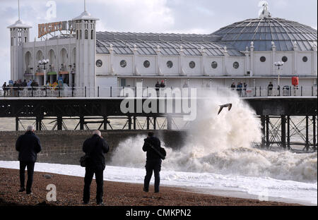 Brighton, Sussex UK 3. November 2013 - Leute da draußen genießen die Sonne und windigen Wetter am Strand von Brighton heute fast eine Woche auf vor dem Sturm des St. Jude eine weitere Reihe von schlechtem Wetter durch Treffer der Südküste in den nächsten paar Tagen Foto von Simon Dack/Alamy Live News ist Stockfoto