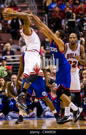 Philadelphia, Pennsylvania, USA. 2. November 2013. Chicago Bulls Point Guard Derrick Rose (1) versucht, den Ball mit Philadelphia 76ers Point Guard Michael Carter-Williams (1) ihn bewachen, während das NBA-Spiel zwischen den Chicago Bulls und die Philadelphia 76ers im Wells Fargo Center in Philadelphia, Pennsylvania. Die 76ers gewinnen 107-104. Christopher Szagola/Cal Sport Media/Alamy Live-Nachrichten Stockfoto
