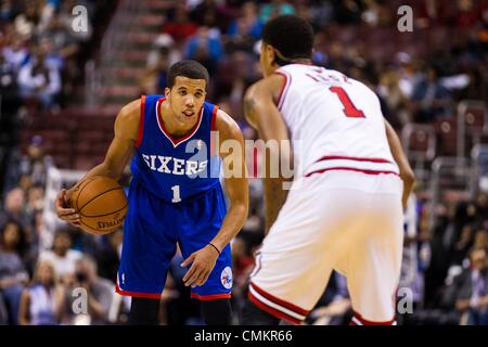 Philadelphia, Pennsylvania, USA. 2. November 2013. Philadelphia 76ers Point Guard Michael Carter-Williams (1) schaut, um seinen Zug auf Chicago Bulls Point guard Derrick Rose (1) während der NBA Spiel zwischen den Chicago Bulls und die Philadelphia 76ers im Wells Fargo Center in Philadelphia, Pennsylvania machen. Die 76ers gewinnen 107-104. Christopher Szagola/Cal Sport Media/Alamy Live-Nachrichten Stockfoto
