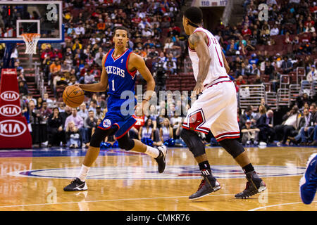 Philadelphia, Pennsylvania, USA. 2. November 2013. Philadelphia 76ers Point Guard Michael Carter-Williams (1) in Aktion gegen die Chicago Bulls Point Guard Derrick Rose (1) während der NBA-Spiel zwischen den Chicago Bulls und die Philadelphia 76ers im Wells Fargo Center in Philadelphia, Pennsylvania. Die 76ers gewinnen 107-104. Christopher Szagola/Cal Sport Media/Alamy Live-Nachrichten Stockfoto