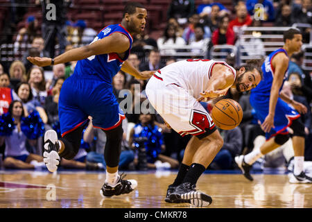 Philadelphia, Pennsylvania, USA. 2. November 2013. Chicago Bulls-Center Joakim Noah (13) reicht für die lockere Kugel als Philadelphia 76ers macht Brandon Davies (20) nach vorne schützt ihn während der NBA-Spiel zwischen den Chicago Bulls und die Philadelphia 76ers im Wells Fargo Center in Philadelphia, Pennsylvania. Die 76ers gewinnen 107-104. Christopher Szagola/Cal Sport Media/Alamy Live-Nachrichten Stockfoto