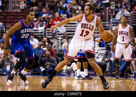 Philadelphia, Pennsylvania, USA. 2. November 2013. Chicago Bulls-center Joakim Noah (13) in Aktion gegen die Philadelphia 76ers Power Forwards Brandon Davies (20) während der NBA-Spiel zwischen den Chicago Bulls und die Philadelphia 76ers im Wells Fargo Center in Philadelphia, Pennsylvania. Die 76ers gewinnen 107-104. Christopher Szagola/Cal Sport Media/Alamy Live-Nachrichten Stockfoto