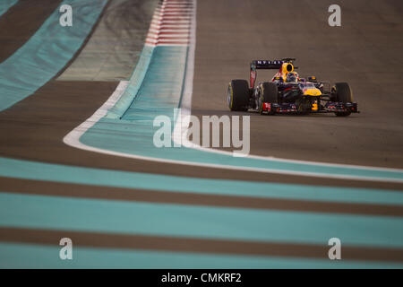 Abu Dhabi, Vereinigte Arabische Emirate. 3. November 2013. SEBASTIAN VETTEL Deutschlands und Infiniti Red Bull Racing fährt während der Formel 1 Abu Dhabi Grand Prix 2013 bei der Yas Marina Circuit in Abu Dhabi, Vereinigte Arabische Emirate. Bildnachweis: James Gasperotti/ZUMAPRESS.com/Alamy Live-Nachrichten Stockfoto