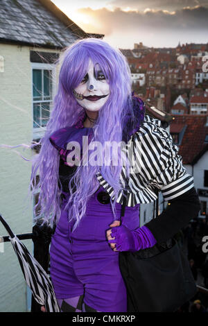 Abigail Lewis, (MR) 19-jähriges Mädchen aus Manchester als Puppet Clown beim größten britischen Goth & Alternative Wochenende. Whitby. Goths, Romantiker und Makabren-Fans reisten über die Moors zum Whitby Goth-Wochenende. Neben Goths gibt es Punks, Steampunks, Emos, Biker, Die Halloween Special wurde 1994 von Jo Hampshire gegründet und findet nun alle zwei Jahre im Frühjahr und Spätherbst statt. Stockfoto