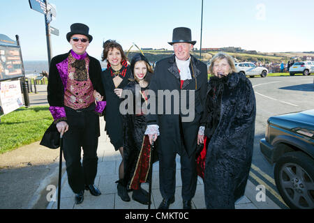 Whitby, Großbritannien. 3. November 2013. Goten in Whitby Gothic Weekend Montag, 11. März 2013. Gegründet von Jo Hampshire im Jahr 1994, das Ereignis in Whitby, vereint North Yorkshire, UK England Goten und Emos zu diesem kultigen Ziel von Dracular für Musik, tanzen und trinken. Bildnachweis: Paul Thompson/Alamy Live-Nachrichten Stockfoto