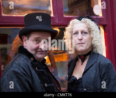 Whitby, Yorkshire, Großbritannien, 2. Oktober, 2013. Frau Angela Robinson mit Partner, vom Rumpf auf der größten Goth & der britischen Alternative Wochenende. Whitby. Goten, Romantiker und makabren Fans bei der Whitby Goth Wochenende, der ihre geistige Heimat geworden. Wie Goten, es gibt Punks, Steampunks, Emos, Biker, Metaller und allerlei seltsame und wunderbare Zeichen, die Halloween Special von Jo Hampshire wurde im Jahr 1994 gegründet, dieses zweimal jährlich stattfindenden Veranstaltung nun im Frühjahr und Spätherbst. Credit: Mar Photographics/Alamy leben Nachrichten Stockfoto