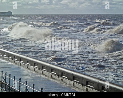 Blackpool, UK. 3. November 2013. Starke Winde auf das Seebad Blackpool schüren große Wellen stürmischem Wetter zurück zu vielen Teilen des Vereinigten Königreichs nach einer Zeit relativer Ruhe. Bildnachweis: Sue Burton/Alamy Live-Nachrichten Stockfoto