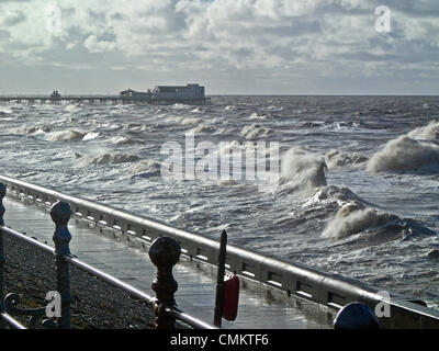 Blackpool, UK. 3. November 2013. Starke Winde auf das Seebad Blackpool schüren große Wellen stürmischem Wetter zurück zu vielen Teilen des Vereinigten Königreichs nach einer Zeit relativer Ruhe. Bildnachweis: Sue Burton/Alamy Live-Nachrichten Stockfoto