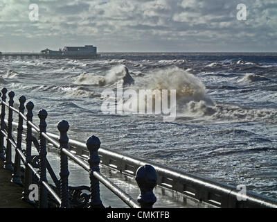 Blackpool, UK. 3. November 2013. Starke Winde auf das Seebad Blackpool schüren große Wellen stürmischem Wetter zurück zu vielen Teilen des Vereinigten Königreichs nach einer Zeit relativer Ruhe. Bildnachweis: Sue Burton/Alamy Live-Nachrichten Stockfoto