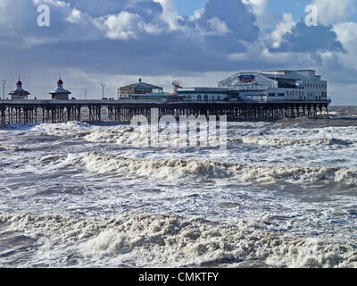 Blackpool, UK. 3. November 2013. Starke Winde große Wellen am Nordpier schüren. Stürmisches Wetter in vielen Teilen des Vereinigten Königreichs nach einer Zeit relativer Ruhe zurück. Bildnachweis: Sue Burton/Alamy Live-Nachrichten Stockfoto