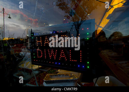 Southall, London, UK. 3. November 2013.  Diwali, bekannt als das Fest der Lichter, das den Beginn des hinduistischen neuen Jahres markiert wird durch Tausende von Hindus und Sikhs in ganz Großbritannien gefeiert. Diwali ist die Beleuchtung des kleinen Tonlampen gefüllt mit Öl, um den Sieg des guten über das Böse bedeuten. Bildnachweis: Amer Ghazzal/Alamy Live-Nachrichten Stockfoto