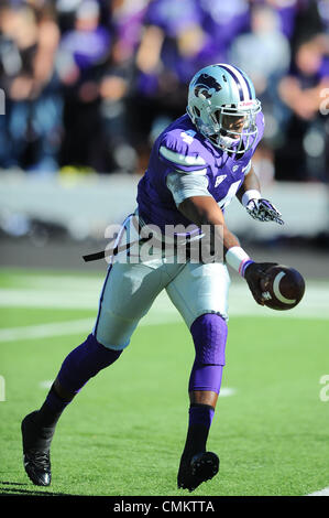 Manhattan, Kansas, USA. 2. November 2013. 2. November 2013: Kansas State Wildcats quarterback Daniel Sams (4) in Aktion während der NCAA Football-Spiel zwischen den Iowa State Zyklonen und der Kansas State Wildcats Bill Snyder Familie Stadion in Manhattan, Kansas. Kendall Shaw/CSM/Alamy Live-Nachrichten Stockfoto