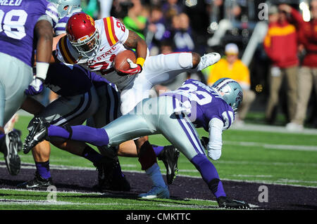 Manhattan, Kansas, USA. 2. November 2013. 2. November 2013: Iowa State Cyclones Runningback Shontrelle Johnson (21) in Aktion während der NCAA Football-Spiel zwischen den Iowa State Zyklonen und der Kansas State Wildcats Bill Snyder Familie Stadion in Manhattan, Kansas. Kendall Shaw/CSM/Alamy Live-Nachrichten Stockfoto