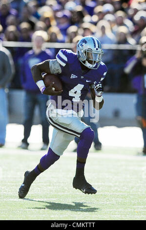 Manhattan, Kansas, USA. 2. November 2013. 2. November 2013: Kansas State Wildcats quarterback Daniel Sams (4) in Aktion während der NCAA Football-Spiel zwischen den Iowa State Zyklonen und der Kansas State Wildcats Bill Snyder Familie Stadion in Manhattan, Kansas. Kendall Shaw/CSM/Alamy Live-Nachrichten Stockfoto