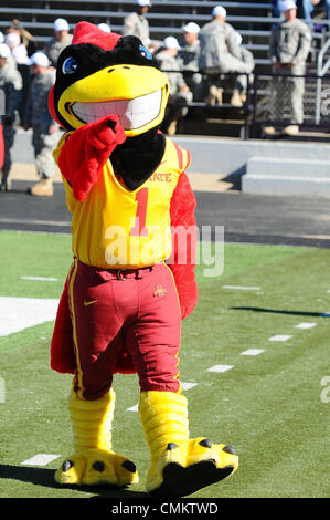 Manhattan, Kansas, USA. 2. November 2013. 2. November 2013: Cy die Iowa State-Maskottchen während der NCAA Football-Spiel zwischen den Iowa State Zyklonen und der Kansas State Wildcats Bill Snyder Familie Stadion in Manhattan, Kansas. Kendall Shaw/CSM/Alamy Live-Nachrichten Stockfoto