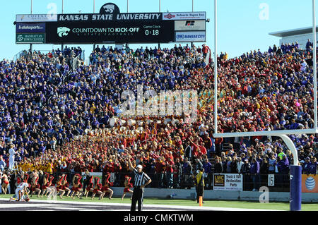 Manhattan, Kansas, USA. 2. November 2013. 2. November 2013: Iowa State Fans Reisen gut während der NCAA Football-Spiel zwischen den Iowa State Zyklonen und der Kansas State Wildcats Bill Snyder Familie Stadion in Manhattan, Kansas. Kendall Shaw/CSM/Alamy Live-Nachrichten Stockfoto