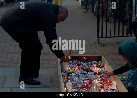 Southall, London, UK. 3. November 2013.  Diwali, bekannt als das Fest der Lichter, das den Beginn des hinduistischen neuen Jahres markiert wird durch Tausende von Hindus und Sikhs in ganz Großbritannien gefeiert. Diwali ist die Beleuchtung des kleinen Tonlampen gefüllt mit Öl, um den Sieg des guten über das Böse bedeuten. Bildnachweis: Amer Ghazzal/Alamy Live-Nachrichten Stockfoto