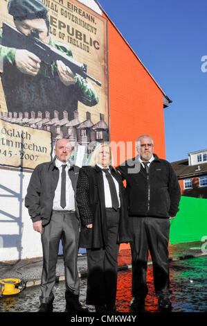 Belfast, Nordirland. 3. November 2013 - Kevin, Maria und Martin Og Meehan, stehen Kinder von IRA Freiwilliger Oglagh Martin Meehan, die 3. November 2007 starb, vor ein neues Wandbild in seiner Ehre. Bildnachweis: Stephen Barnes/Alamy Live-Nachrichten Stockfoto