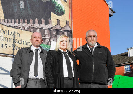 Belfast, Nordirland. 3. November 2013 - Kevin, Maria und Martin Og Meehan, stehen Kinder von IRA Freiwilliger Oglagh Martin Meehan, die 3. November 2007 starb, vor ein neues Wandbild in seiner Ehre. Bildnachweis: Stephen Barnes/Alamy Live-Nachrichten Stockfoto