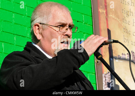 Belfast, Nordirland. 3. November 2013 - Adressen Martin Og Meehan die Masse, da er über seinen Vater, IRA Freiwilliger Oglagh Martin Meehan spricht, 3. November 2007 starb. Bildnachweis: Stephen Barnes/Alamy Live-Nachrichten Stockfoto