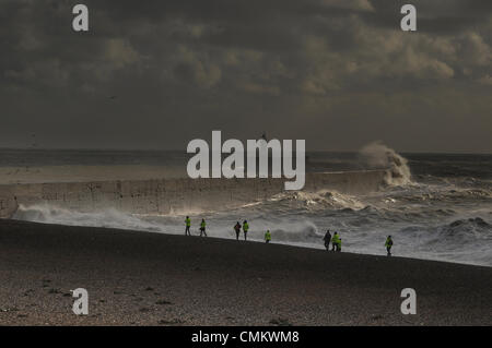 Newhaven, Sussex, UK... 3. November 2013. Suche weiter für 14 jährige Dylan Alkins, entlang der Küste von Sussex, wie Wetter wieder verschlechtert. Dieses ergreifende Bild zeigt den Weststrand, wo Dylan zuletzt vor dem tragischen Unfall am Sonntag gesehen wurde, wenn er vom Strand ins Meer von einer Monsterwelle gewaschen wurde. David Burr / Alamy Live News Stockfoto