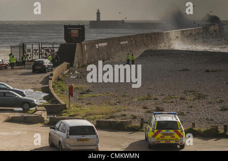 Newhaven, Sussex, UK 3. November 2013. Suche weiter für 14 jährige Dylan Alkins, entlang der Küste von Sussex, wie Wetter wieder verschlechtert. Dieses ergreifende Bild zeigt der Weststrand, wo Dylan zuletzt gesehen wurde. Blumen und Ehrungen sind an die Arm-Tore und liegen am Strand gebunden. David Burr/Alamy Live-Nachrichten Stockfoto