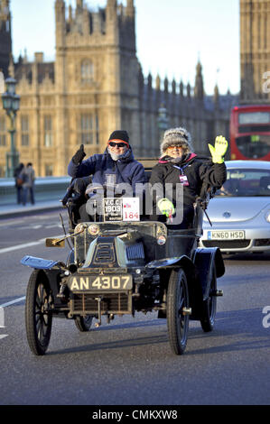 London, UK. 3. November 2013. Ein 1903 De Dion Bouton motor-Zweisitzer (Besitzer: Hurrikan Starley) auf Westminster Bridge während des RAC London to Brighton Veteran Car Run. © Michael Preston/Alamy Live-Nachrichten Stockfoto