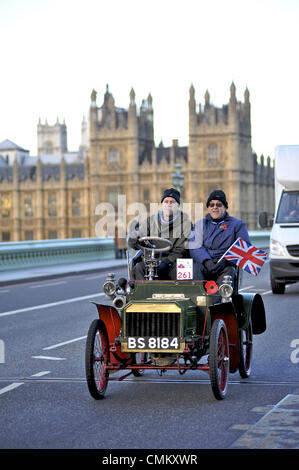London, UK. 3. November 2013. Ein 1904 Humberette motor-Zweisitzer (Besitzer: Adrian Herbert) auf Westminster Bridge während des RAC London to Brighton Veteran Car Run. © Michael Preston/Alamy Live-Nachrichten Stockfoto