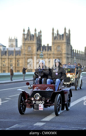 London, UK. 3. November 2013. Ein 1904 Wolseley motor-Zweisitzer (Besitzer: Stephen Laing) auf Westminster Bridge während des RAC London to Brighton Veteran Car Run. © Michael Preston/Alamy Live-Nachrichten Stockfoto