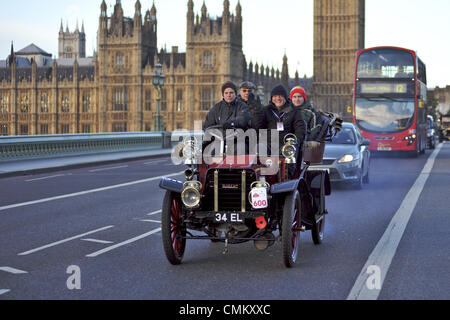 London, UK. 3. November 2013. Ein 1905 Sunbeam Tourer (Besitzer: El Tanner) auf Westminster Bridge während des RAC London to Brighton Veteran Car Run. © Michael Preston/Alamy Live-Nachrichten Stockfoto