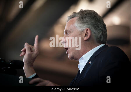 Washington-Lee High School, Arlington, Virginia, USA. 3. November 2013. Terry McAuliffe, demokratische Kandidat in der 2013 Virginia Gouverneurswahl, Kampagnen bei einer Veranstaltung an Washington-Lee High School in Arlington, Virginia, USA, am Sonntag, 3. November 2013. Bildnachweis: Pete Marovich / Pool über CNP/Dpa/Alamy Live News Stockfoto