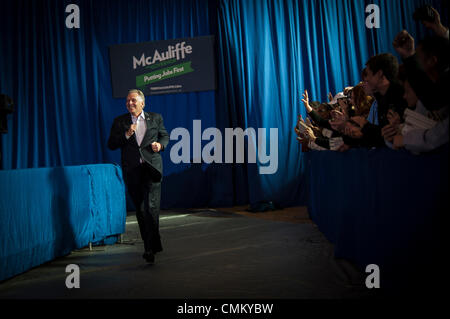 Washington-Lee High School, Arlington, Virginia, USA. 3. November 2013. Terry McAuliffe, demokratische Kandidat in der 2013 Virginia Gouverneurswahl, Kampagnen bei einer Veranstaltung an Washington-Lee High School in Arlington, Virginia, USA, am Sonntag, 3. November 2013. Bildnachweis: Pete Marovich / Pool über CNP/Dpa/Alamy Live News Stockfoto