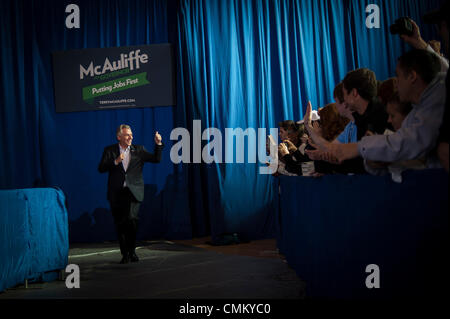 Washington-Lee High School, Arlington, Virginia, USA. 3. November 2013. Terry McAuliffe, demokratische Kandidat in der 2013 Virginia Gouverneurswahl, Kampagnen bei einer Veranstaltung an Washington-Lee High School in Arlington, Virginia, USA, am Sonntag, 3. November 2013. Bildnachweis: Pete Marovich / Pool über CNP/Dpa/Alamy Live News Stockfoto