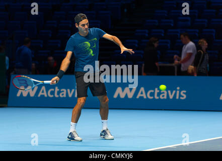 O2, London, UK. 3. November 2013. Vor dem Turnier Übungsbeispiel für Roger Federer auf dem Centre Court für die Barclays ATP World Tour Finals vom 4. bis zum 11. November 2013 © Malcolm Park Leitartikel/Alamy Live-Nachrichten Stockfoto