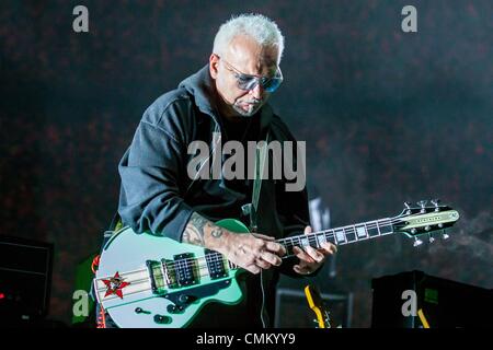 New Orleans, Louisiana, USA. 3. November 2013. Gitarrist REEVES GABRELS von The Cure durchführen an Voodoo Music and Arts Erfahrung in New Orleans. © Marc Nader/ZUMAPRESS.com/Alamy Live-Nachrichten Stockfoto