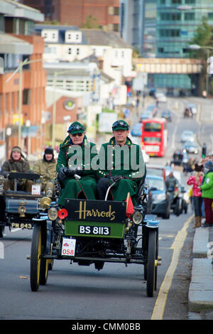 Redhill, Surrey, UK. 3. November 2013. BS8113, c.1901 Waverley (elektrisch) Cleveland 3HP Kraftfahrzeug in Harrods Lackierung von Herrn Michael Ward im Jahr 2013 RAC London to Brighton Veteran Car Run eingegeben. Sonntag, 3. November 2013 Credit: Lindsay Constable/Alamy Live-Nachrichten Stockfoto