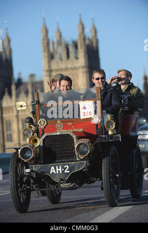 London, UK. 3. November 2013. Konkurrent #226 eingegeben von Herrn Daniel Black [GBR} AH 2 1903 Gladiator auf Westminster Bridge, während des jährlichen London to Brighton Veteran Car Run am 3. November 2013 organisiert von Royal Automobile Club. Der Royal Automobile Club 60-Meilen-Fahrt von der Hauptstadt an der Südküste ist die am längsten laufende Autofahren Ereignis in der Welt und zieht Teilnehmer aus der ganzen Welt. Bildnachweis: Aktion Plus Sport/Alamy Live-Nachrichten Stockfoto