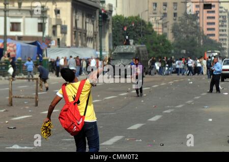 Kairo, Ägypten. 4. November 2013. Ägyptens abgesetzt, dass islamistische Präsident Mohamed Morsi vor Gericht ging in Cairo Gerichtsgebäude über Demonstrant Todesfälle, Erhöhung der Ängste des neuen Blutvergießens vier Monate, nachdem die Armee ihn verdrängt. Auseinandersetzungen zwischen den Anhängern des gestürzten Präsidenten Morsi und Anhänger von General Sisi.Photo begrenzt: Nameer Galal/NurPhoto Credit: Nameer Galal/NurPhoto/ZUMAPRESS.com/Alamy Live News Stockfoto