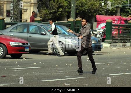 Kairo, Ägypten. 4. November 2013. Ägyptens abgesetzt, dass islamistische Präsident Mohamed Morsi vor Gericht ging in Cairo Gerichtsgebäude über Demonstrant Todesfälle, Erhöhung der Ängste des neuen Blutvergießens vier Monate, nachdem die Armee ihn verdrängt. Auseinandersetzungen zwischen den Anhängern des gestürzten Präsidenten Morsi und Anhänger von General Sisi.Photo begrenzt: Nameer Galal/NurPhoto Credit: Nameer Galal/NurPhoto/ZUMAPRESS.com/Alamy Live News Stockfoto